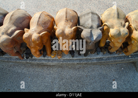 Sculptures d'éléphants d'un lieu de culte sur le cap Laem Promthep sur Phuket, Thaïlande Banque D'Images