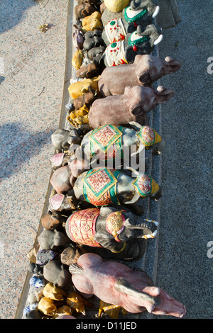 Sculptures d'éléphants d'un lieu de culte sur le cap Laem Promthep sur Phuket, Thaïlande Banque D'Images