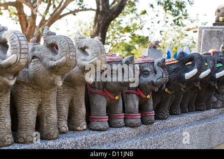 Sculptures d'éléphants d'un lieu de culte sur le cap Laem Promthep sur Phuket, Thaïlande Banque D'Images