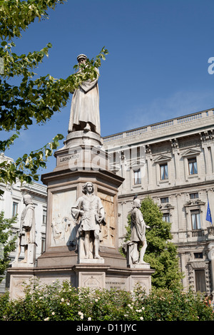 Statue de léonard de Vinci à Milan en face de la 'Théâtre' de la Scala, Italie Banque D'Images