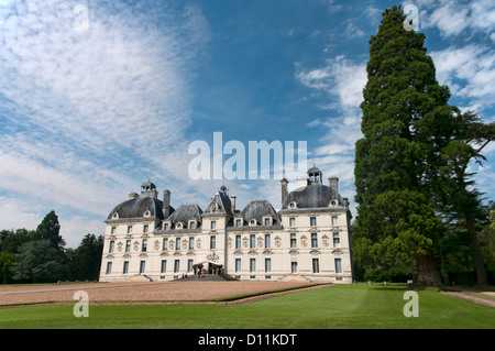 Le Château de Cheverny est situé à Cheverny, dans le département de Loir-et-Cher dans la vallée de la Loire en France. Banque D'Images