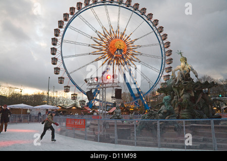 Berlin Allemagne UE novembre patinoire autour de Fontaine de Neptune à Alexanderplatz, Marché de Noël Banque D'Images