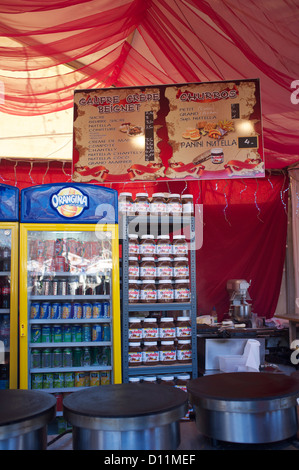 Propagation Nutella prêt à crêpes dans le marché de Noël sur les Champs Elysées à Paris, France Banque D'Images