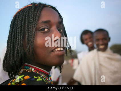 Tribu Karrayyu fille aux cheveux échoués près de deux garçons de la tribu Karrayyu souriant à Gadaaa Metehara, cérémonie, Ethiopie Banque D'Images