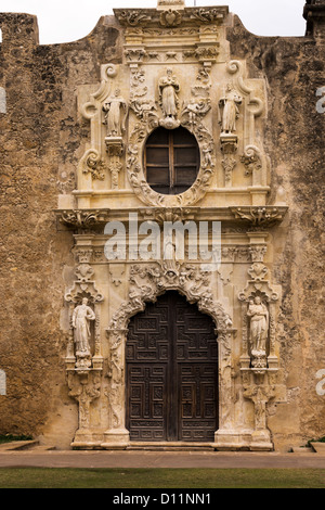 Porte avant et fenêtre de deuxième niveau de l'église à la mission de San Jose", à San Antonio, Texas, USA Banque D'Images