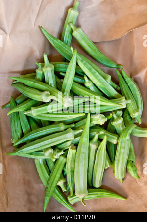 L'Okra organique sur un sac en papier à un marché de rue (Doigts de dame) Banque D'Images