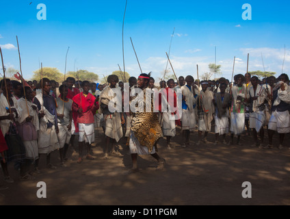 Les hommes de la tribu Karrayyu pendant au bâton au cours de danse chorégraphiée Gadaaa Metahara, cérémonie, Ethiopie Banque D'Images