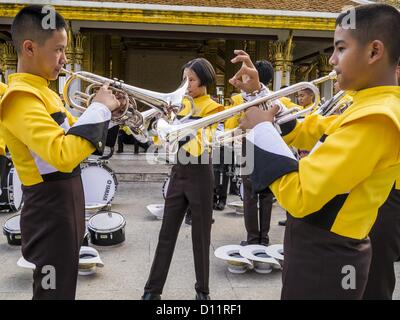 Le 5 décembre, 2012 - Bangkok, Thaïlande - Bangkok un high school marching band musiques avant le défilé lors de la cérémonie publique pour célébrer l'anniversaire de Bhumibol Adulyadej, Roi de Thaïlande, le Sanam Luang, un vaste espace public en face du Grand Palais à Bangkok mercredi soir. Le Roi a célébré son 85e anniversaire mercredi et des centaines de milliers de Thaïlandais ont assisté à la journée fête autour du Grand Palais et la Place Royale, au nord du Palais. Le monarque thaïlandais est vénéré par la plupart des Thaïlandais comme force d'unité dans la société de la Thaïlande, qui n'est pas encore remis de la volonté politique Banque D'Images