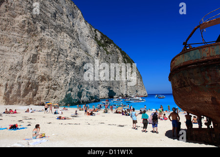 Vue de la plage de Navagio également connu sous le nom de Shipwreck Cove ou passeurs bay, l'île de Zakynthos, Zante, Grèce, Europe. Banque D'Images