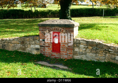 Boite aux lettres sur le village vert, Ilmington, Warwickshire, England, UK Banque D'Images