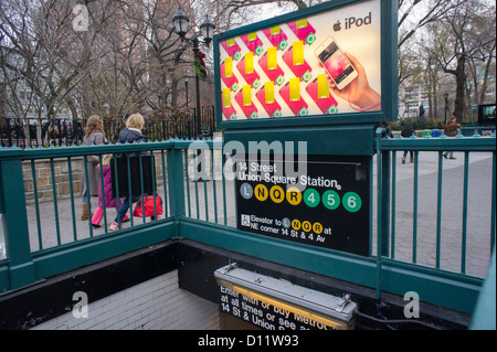 La publicité pour l'Apple Ipod sur la ligne de métro d'un kiosque à New York le dimanche, 2 décembre 2012. (© Richard B. Levine) Banque D'Images