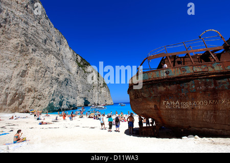 Vue de la plage de Navagio également connu sous le nom de Shipwreck Cove ou passeurs bay, l'île de Zakynthos, Zante, Grèce, Europe. Banque D'Images