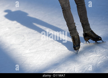 Stunt skater Forrest Ryan McKinnon se dresse sur la glace lors d'une conférence de presse sur le nouveau 'Holiday on Ice' show "vitesse" à la Potsdamer Platz à Berlin, Allemagne, 05 décembre 2012. Le spectacle sera au Tempodrom de Berlin du 28 février 2013 au 17 mars 2013. Photo : RAINER JENSEN Banque D'Images