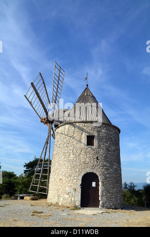 Moulin de Montfuron dans le Parc régional du Luberon Alpes-de-haute-Provence Provence France Banque D'Images