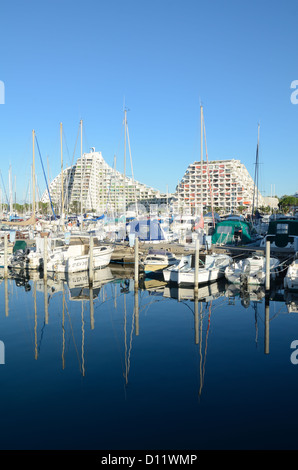 Pyramides modernes ou immeubles d'appartements en forme de pyramide et bateaux amarrés à Port ou Port dans la station balnéaire de la Grande-Motte Hérault France Banque D'Images