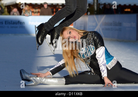 Stunt skater Forrest Ryan McKinnon et danseuse Isabel Volk effectuer sur la glace lors d'une conférence de presse sur le nouveau 'Holiday on Ice' show "vitesse" à la Potsdamer Platz à Berlin, Allemagne, 05 décembre 2012. Le spectacle sera au Tempodrom de Berlin du 28 février 2013 au 17 mars 2013. Photo : RAINER JENSEN Banque D'Images