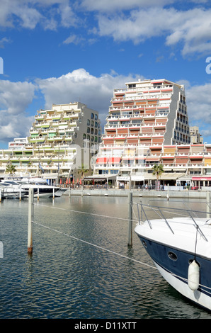 Appartements ou immeubles d'appartements modernes donnant sur le port et le quai de la Grande-Motte Tourist Resort Hérault France Banque D'Images