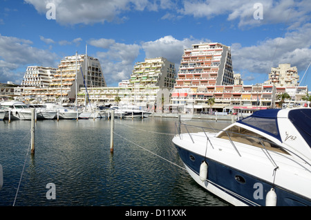 Appartements ou immeubles d'appartements modernes donnant sur le port et le quai de la Grande-Motte Tourist Resort Hérault France Banque D'Images