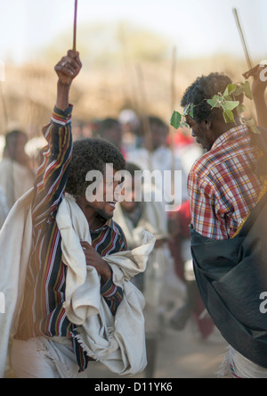 Au cours de l'homme de la tribu Karrayyu chorégraphié de danse au bâton Gadaaa Metahara, cérémonie, l'Éthiopie, Banque D'Images