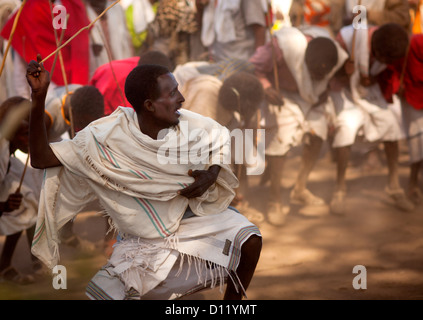 Au cours de l'homme de la tribu Karrayyu chorégraphié de danse au bâton Gadaaa Metahara, cérémonie, l'Éthiopie, Banque D'Images