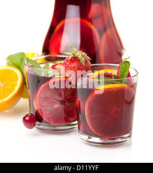 Cocktail collection - deux verres de sangria de fruits frais. Gros plan, isolated on white Banque D'Images