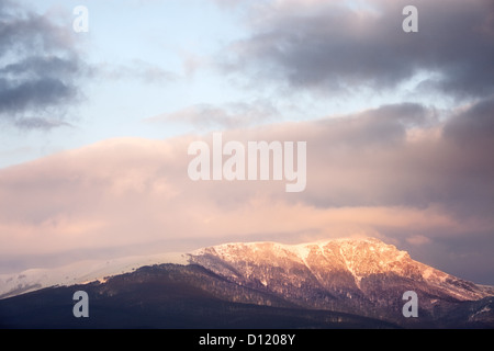 Lever du soleil sur la vallée de montagne. Demerdzhi, Crimea, Ukraine Banque D'Images