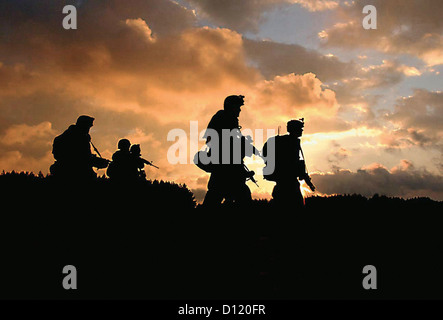 Une équipe du Scoutisme de l'armée américaine se déplace au coucher du soleil pour une zone d'atterrissage pour attendre leur collecte par un hélicoptère Black Hawk au cours d'un combat de la mission de formation de recherche et sauvetage Le 27 septembre 2010 à Szczecin, Pologne. Banque D'Images