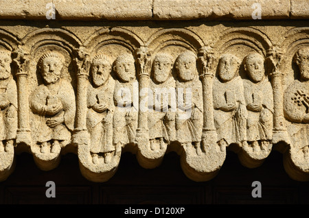 Douze Apôtres ou saints tenant des bibles sculptures en pierre sur la façade de l'église de l'abbaye de Ganagobie ou du monastère de Ganagobie Alpes-de-haute-Provence Provence Banque D'Images