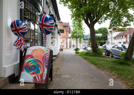 Ballons, drapeaux et banderoles à décorer la grande rue à Haslemere pour célébrer le Jubilé de diamant de la Reine, 2012. Banque D'Images