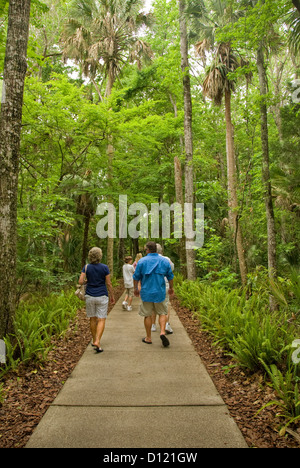 Les visiteurs autour de Homosassa Springs Wild life state park, Floride Banque D'Images