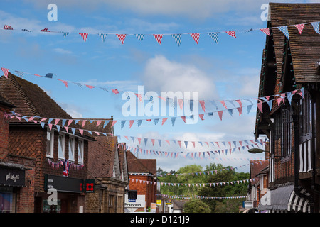 Drapeaux et Banderoles à décorer la grande rue à Haslemere pour célébrer le Jubilé de diamant de la Reine, 2012. Banque D'Images