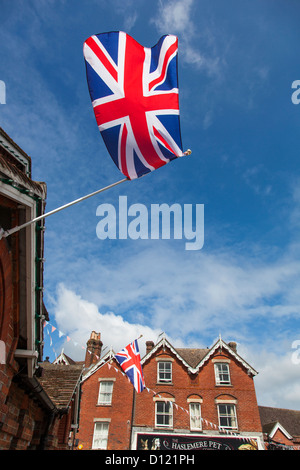 Union européenne drapeaux et banderoles à décorer la grande rue à Haslemere pour célébrer le Jubilé de diamant de la Reine, 2012. Banque D'Images