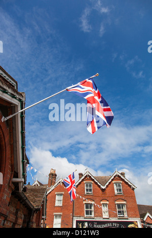 Union européenne drapeaux et banderoles à décorer la grande rue à Haslemere pour célébrer le Jubilé de diamant de la Reine, 2012. Banque D'Images