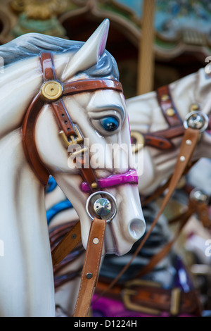 Les chevaux du Carrousel sur un manège ci-dessous Basilque du Sacré-Cœur, Paris France Banque D'Images