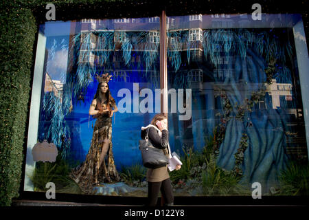 5 décembre 2012. London UK. Grands magasins à Londres décorer shop windows un mois avant Noël avec des affichages de fête pour attirer les acheteurs. Une fenêtre d'affichage à la décoration du magasin Harrods à Knightsbridge Banque D'Images