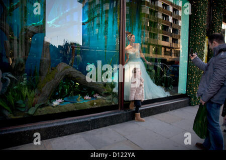 5 décembre 2012. London UK. Grands magasins à Londres décorer shop windows un mois avant Noël avec des affichages de fête pour attirer les acheteurs. Une fenêtre d'affichage à la décoration du magasin Harrods à Knightsbridge Banque D'Images