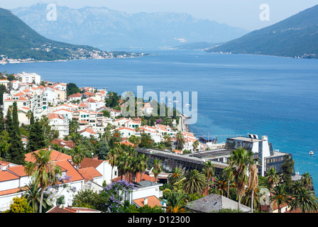 Vue d'été sur des maisons au toit rouge et baie de Kotor de Forte Mare château (Herceg Novi, Monténégro) Banque D'Images