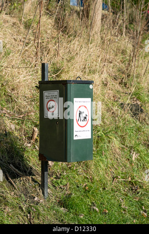 Poubelle pour le dépôt d'excréments de chien en lieu public UK Banque D'Images