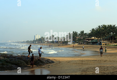 Tôt le matin du Mount Lavinia Beach à Colombo, Sri Lanka. Banque D'Images