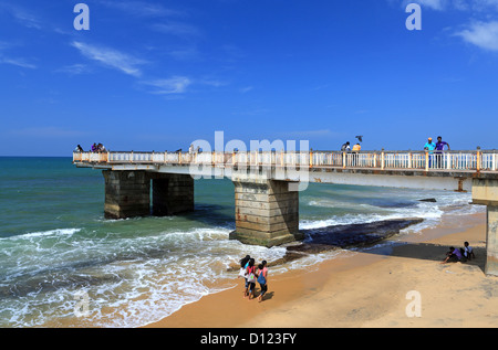 Les gens se détendre sur la plage de Galle Face Green Pier à Colombo, Sri Lanka. Banque D'Images