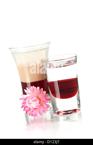 Deux cocktails shot en couches avec flower isolated on white background Banque D'Images