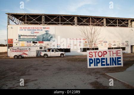 Les panneaux et bannières pour protester contre le pipeline Keystone XL. Banque D'Images