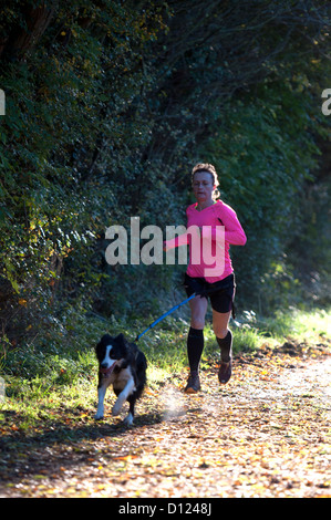 Leamington parkrun, runner avec chien en plomb CaniX Banque D'Images