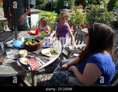 Family having lunch Al Fresco Surrey England Banque D'Images