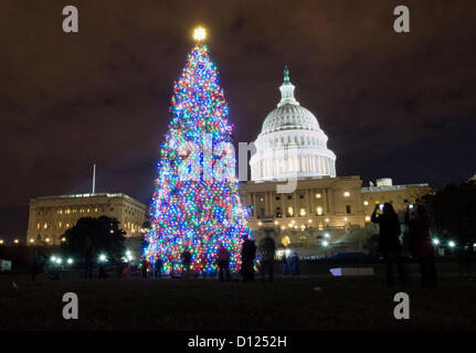 Le Capitole arbre de Noël est vu après avoir été allumé par la présidente de la Chambre John Boehner, le 4 décembre 2012 à Washington, DC. L'arborescence est une épinette d'Engelmann de Colorado's White River National Forest. USA. Banque D'Images