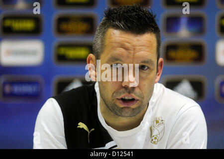 Viktoria Plzen le capitaine Pavel Horvath parle lors d'une conférence de presse avant l'Europa League match de football FC Viktoria Plzen vs Atletico Madrid en Plzen, République tchèque, mercredi, 5 décembre 2012. (Photo/CTK Petr Eret) Banque D'Images