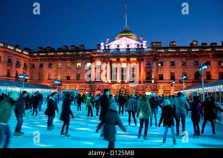 Les patineurs à glace Rink at Somerset House at night The Strand London England UK Banque D'Images