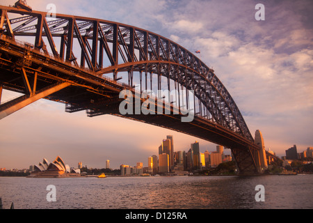 Sydney Harbour Bridge, la CDB et de l'Opéra au coucher du soleil de Milsons Point Sydney New South Wales (NSW) Australie Banque D'Images