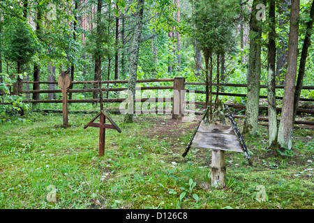 Vieux cimetière abandonné dans les bois. La Lettonie. Banque D'Images