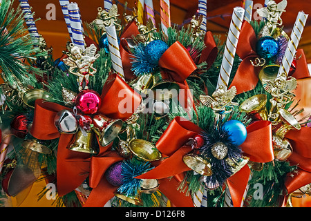 Décorations de Noël avec des branches de pins, des arcs, des bougies et des globes. Banque D'Images